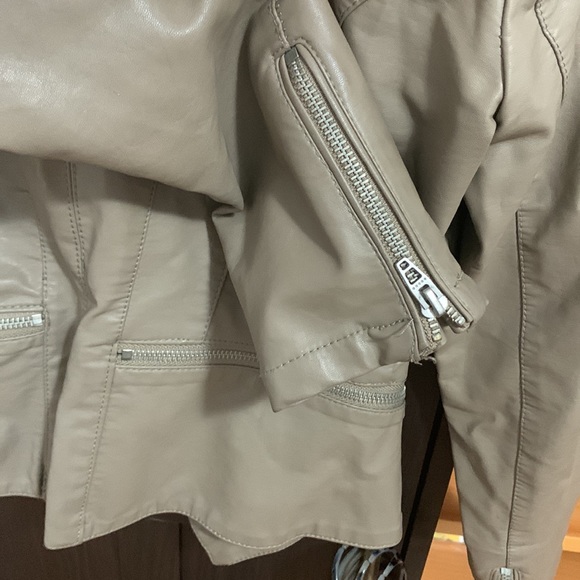 Leather jacket - Picture 4 of 7